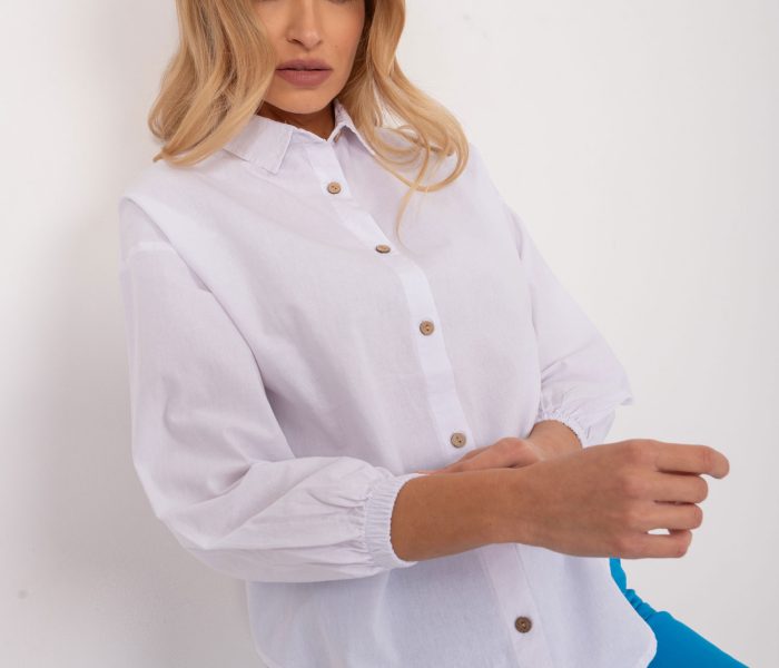Biele košele vo vzhľade 3 spôsobmi