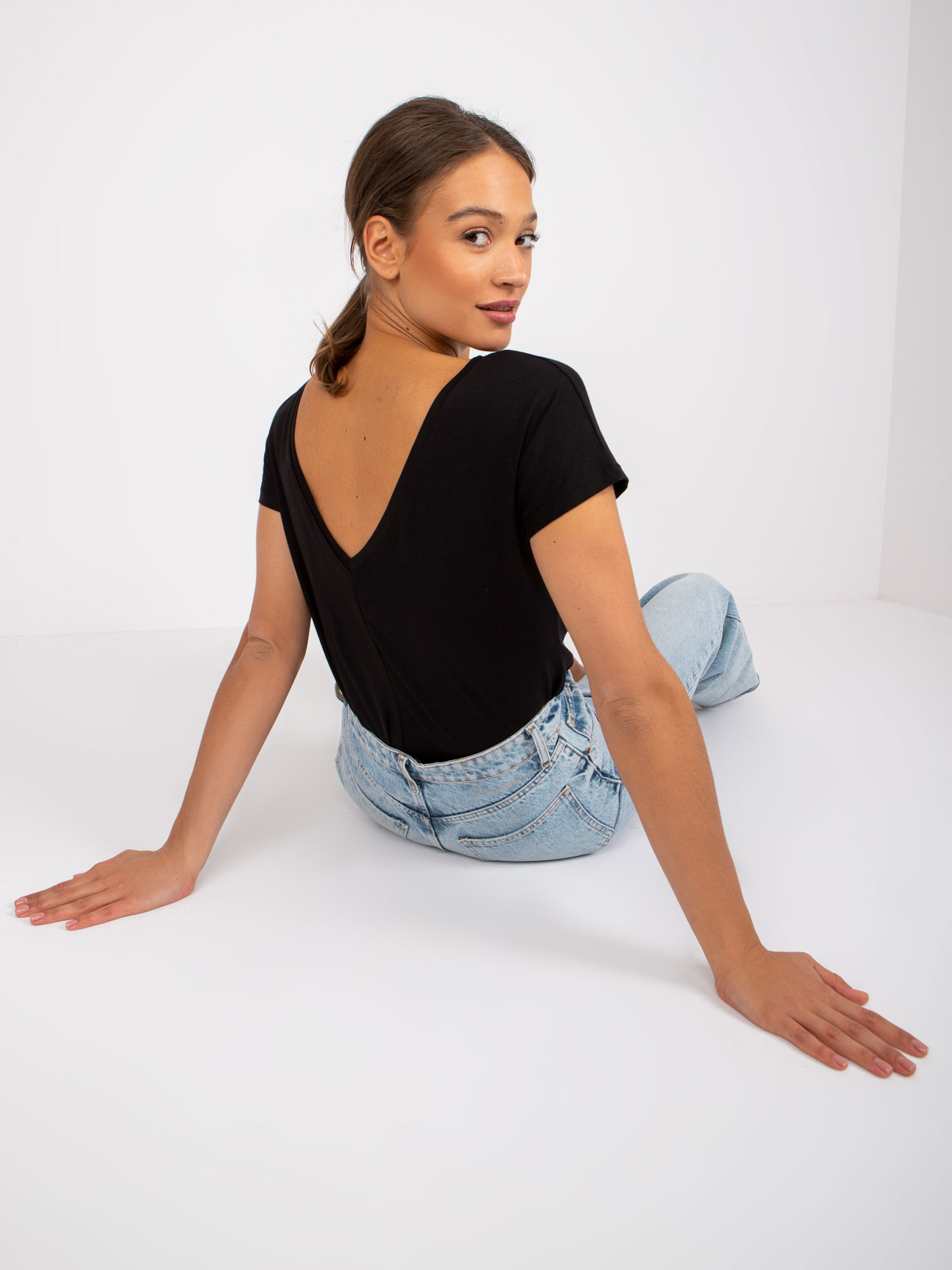 Tričko a nohavice vo vzhľade týždňa